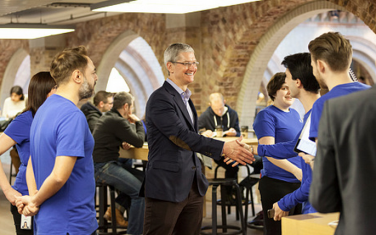 Tim Cook in visita all’Apple Store di Covent Garden