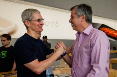 Tim Cook ed Eddy Cue hanno ricevuto i loro premi azionari